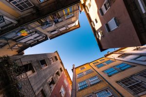 prédios vistos de baixo para cima